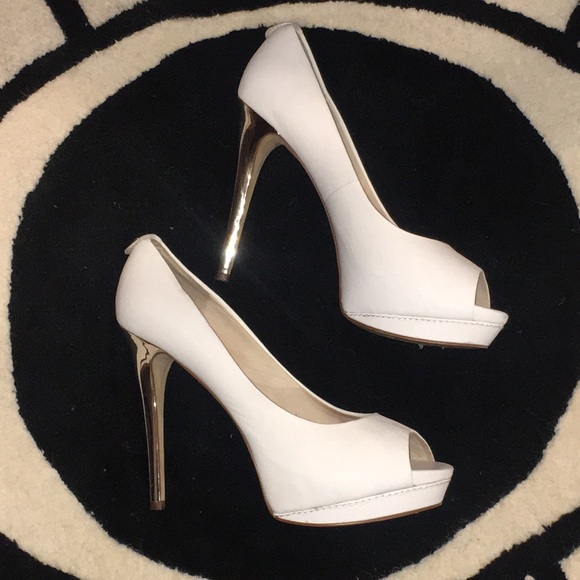 Michael Kors white pump with metallic silver heel - Picture 1 of 8